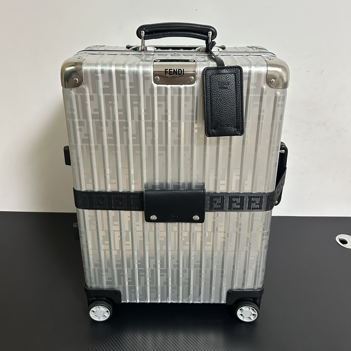 FENDI X RIMOWA 상품 FENDI X RIMOWA 리모와 X 펜디 캐리온 캐리어 20인치
