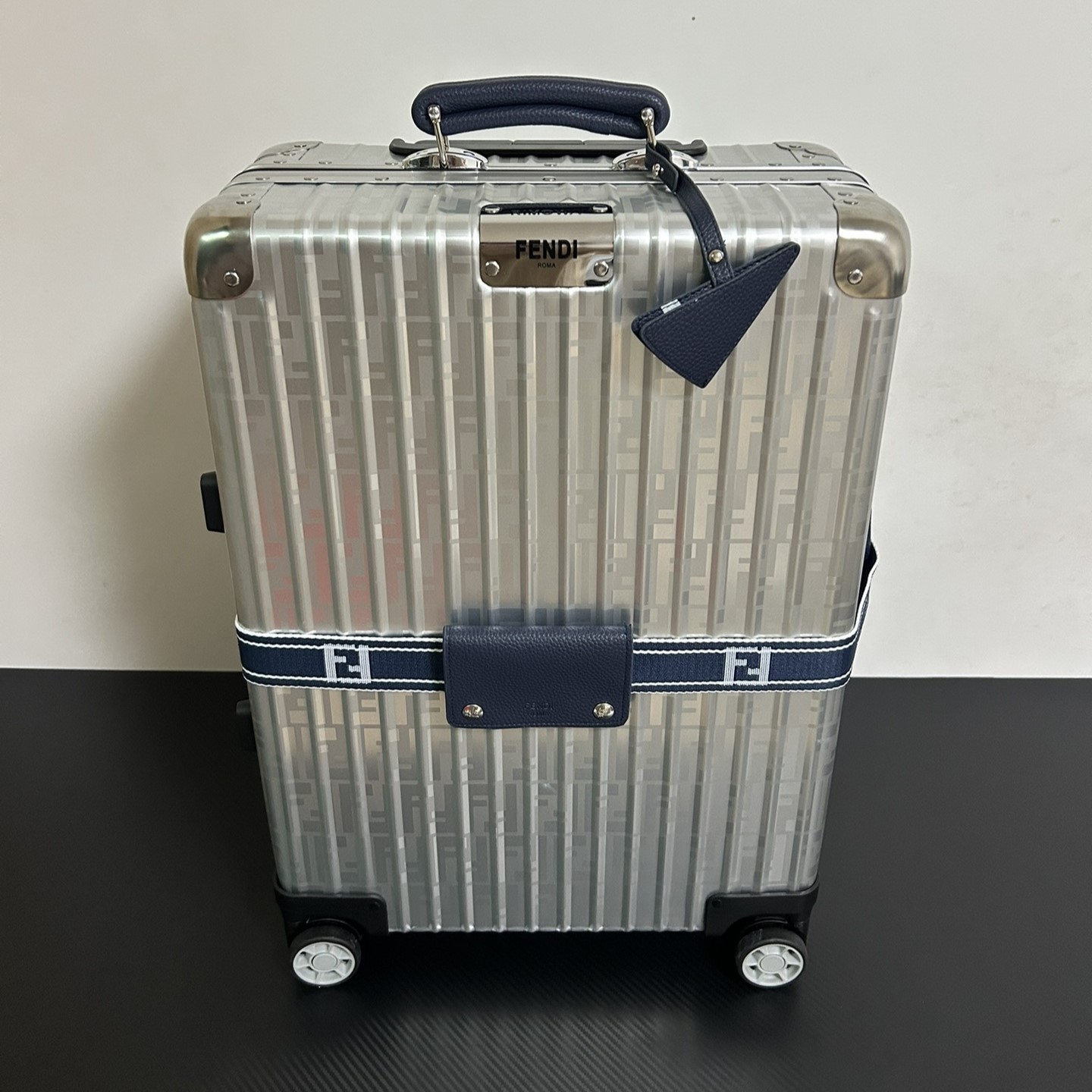 FENDI X RIMOWA 상품 FENDI X RIMOWA 리모와 X 펜디 캐리온 캐리어 20인치