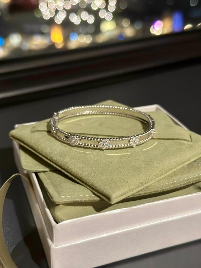 반클리프 아펠 상품 반클리프 아펠 Van Cleef & Arpels perlee clovers bangle 팔..